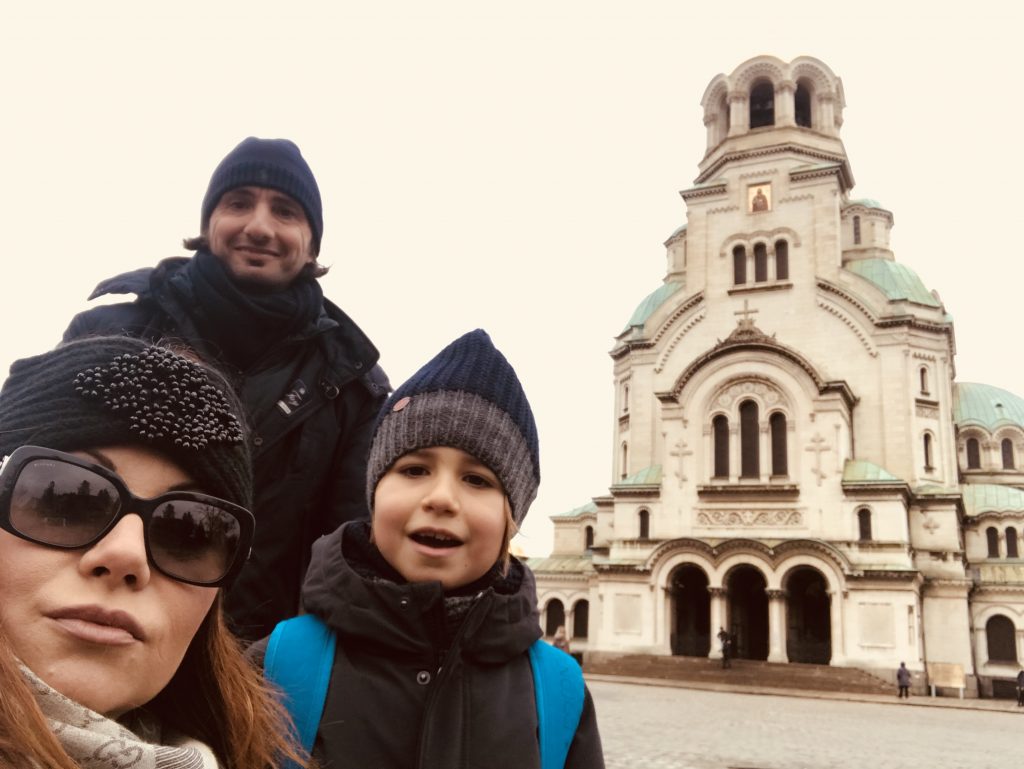 foto di famiglia davanti la cattedrale di Sofia