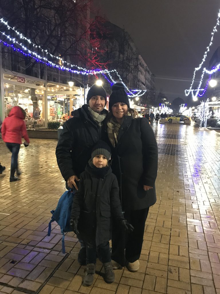 foto di una famiglia in posa su Vitosha Boulevard Sofia