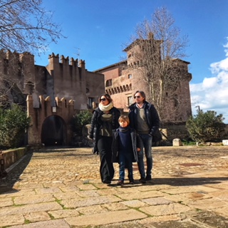 Foto di una famiglia davanti al castello medioevale di santa severa