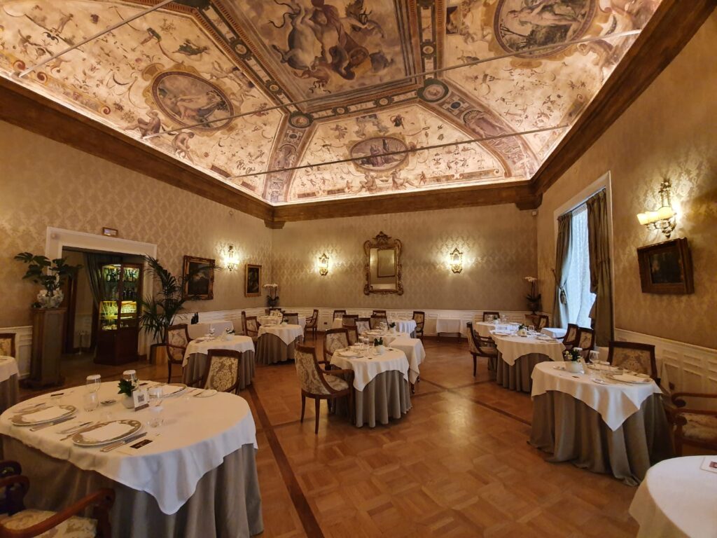 Immagine del ristorante I Carracci con affreschi originali sul soffitto