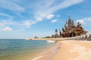 tempio thailandese in riva al mare