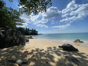 immagine di uno scorcio di spiaggia della Thailandia con mare blu e sabbia d'oro