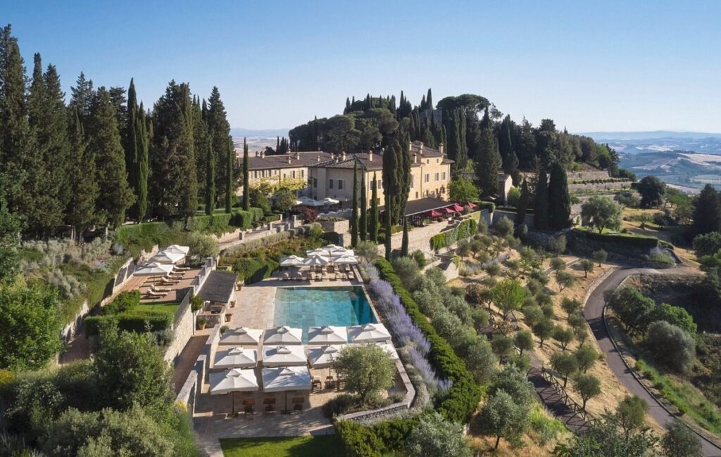 Foto dall'alto di un hotel nelle campagne toscane con vista sulla piscina