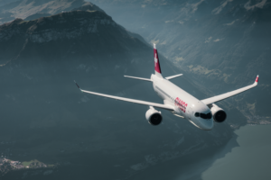 foto di un aereo Swiss che vola sulle montagne